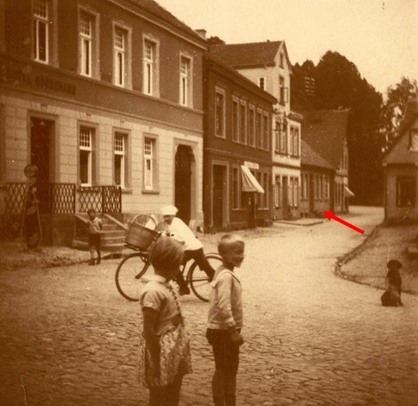 Schlostrae mit Blick Richtung Osten - der Pfeil markiert das katholische Pfarrhaus