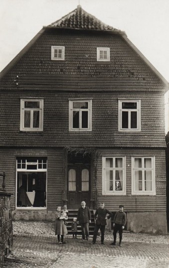 Familie und Gesellen vor dem Haus 1923