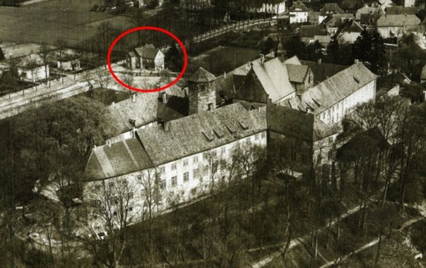 Luftbild von Kloster und Schloss Iburg, dahinter befindlich das Haus Winninghoff, 1957