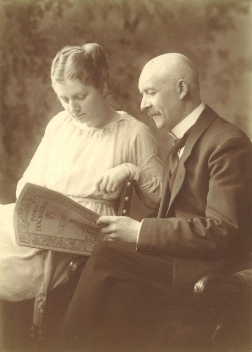 Charlotte und Julius beim Studium der Zeitschrift "Innendekoration", 1916