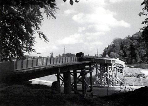 Bau der Fugngerbrcke 1970