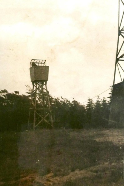 Hlzerner Luftbeobachtungsturm mit geffneter Haube, um 1942