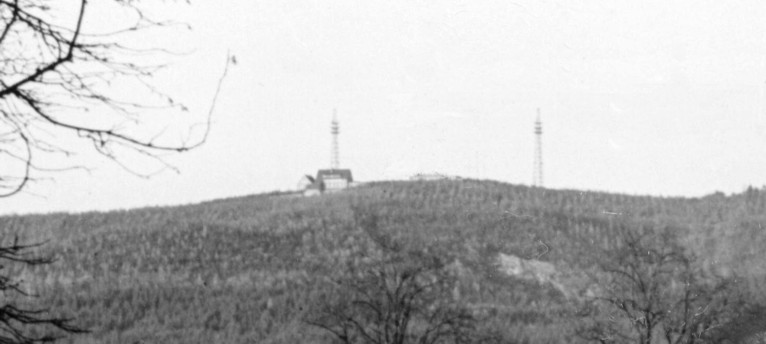 Blick auf den Drenberg mit den zwei 70 m hohen Funktrmen