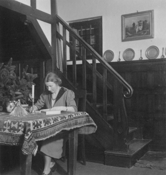 Hanna Fritz am Aufgang zum Obergeschoss in der Diele
