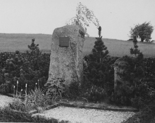 Grabstätte Dütting mit den Grabsteinen für Christian Dütting (links) und Maria Wilhelm (rechts)