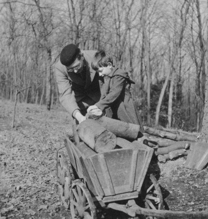 Dr. Rolf Fritz und sein Sohn Michael holen Holz für die Öfen und Kamine