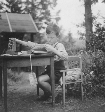 Michael beim Rechnen, August 1942