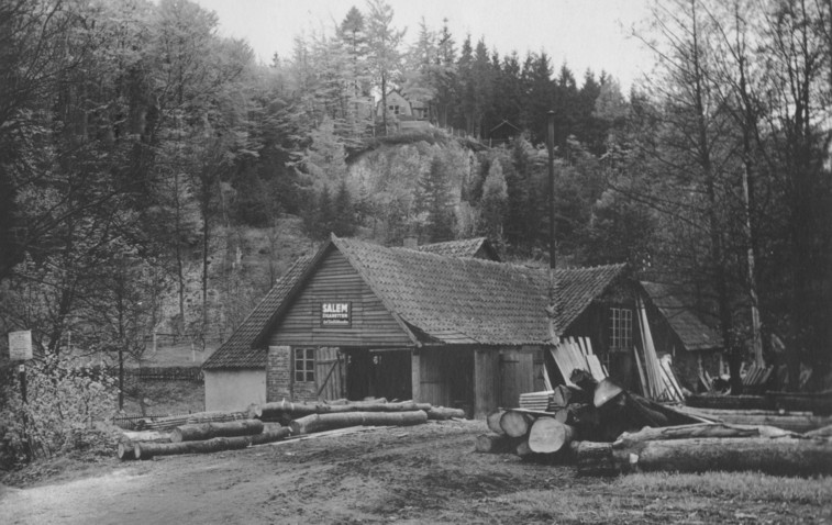 Blick über das Sägewerk von August Schwartengräber auf das "Landhaus Dütting" (oben mittig) und das Blockhaus (rechts daneben),