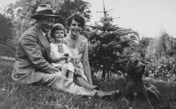 Adolf Vornbumen mit Ehefrau Wolfhild und Tochter Ingeborg im Dtting`schen Garten