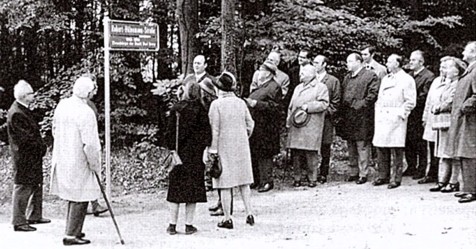 Bei der Enthllung des Straenschildes 1971