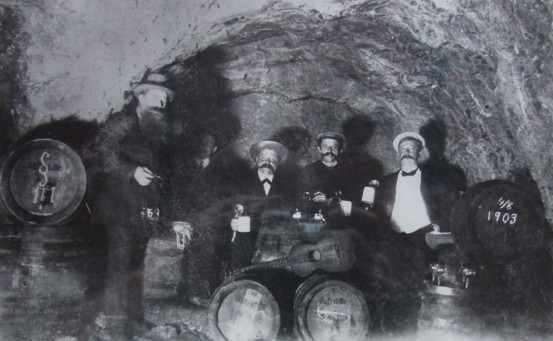 "Biergelage" im Felsenkeller, 1903