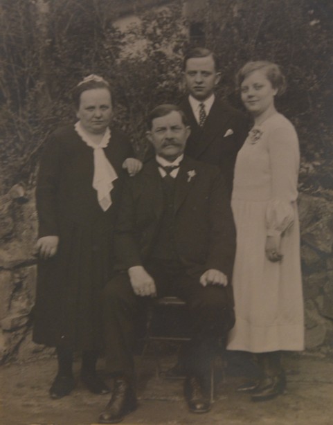 Maria und Ludwig Fischer mit den Kindern Bernhard und Alwine Fischer (von links nach rechts)