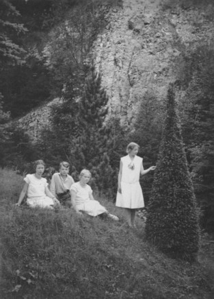 Im Gartenpark mit Blick auf den Steinbruch, 1929