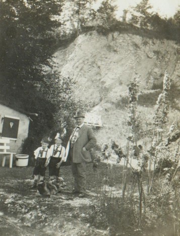 Christian Dütting mit seinen Kindern Adolf und Hans am Gartenhaus unterhalb der Holzbrücke