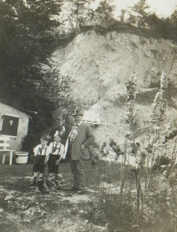 Christian Dtting mit seinen Kindern Adolf und Hans am Gartenhaus unterhalb der Holzbrcke