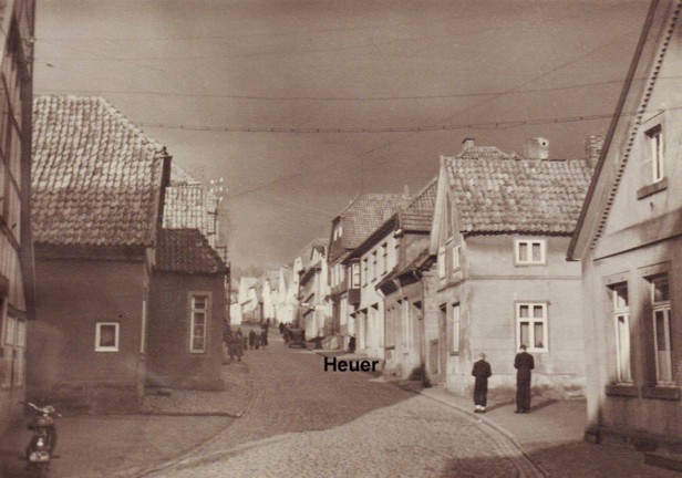 Ansicht der Groen Strae von unten nach oben - 4. Haus auf der rechten Seite: Aug. Heuer, 1951