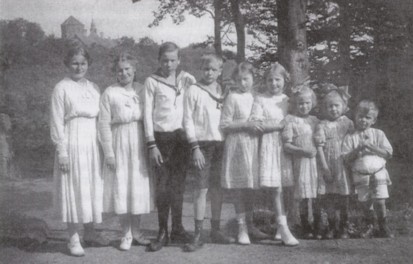 Die Kinder der Eheleute Dtting im Garten, ca. 1920