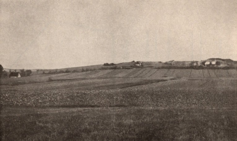 Teil des Lagerraumes mit dem dahinterliegenden Hagenberg