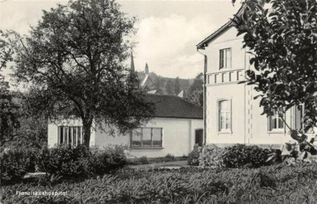 Halle (links) und Krankenhaus (rechts), 1954