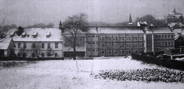 Gesamtansicht des Franziskus-Hospitals vom Friedhof aus gesehen, links: Altbau, rechts: Erweiterungsbau, 1965
