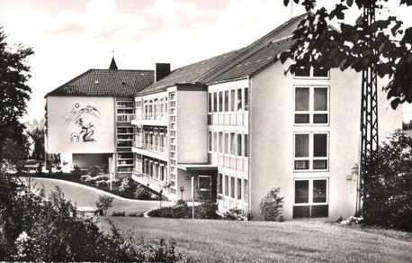 Franziskus-Hospital, Ansicht von Norden mit dem Sgraffito von Franz-Josef Langer