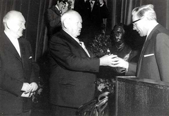 Brgermeister Schowe (mittig) erhielt vom Architekten Hans Kusseler (rechts) den symbolischen Schlssel