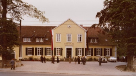 Rathaus in gelber Anstrichfarbe und mit grnen Holzlden, 1968