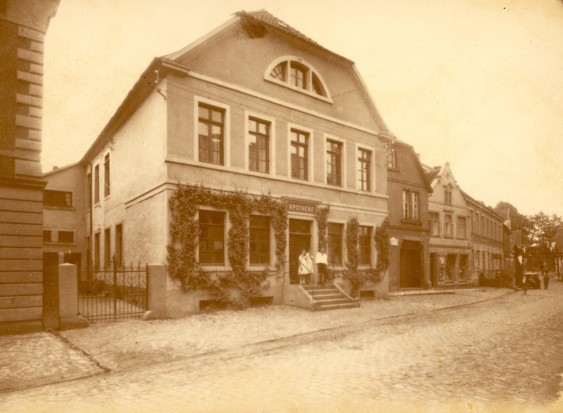 "Hirsch-Apotheke", um 1910