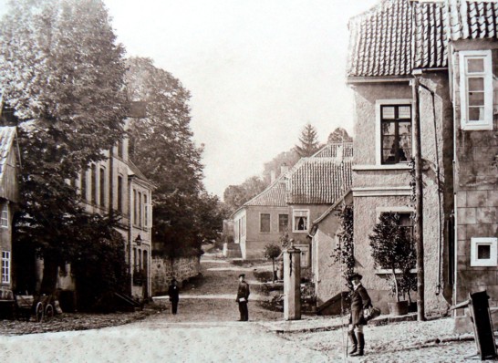 Schwengelpumpe vor der "Hirsch-Apotheke", um 1900