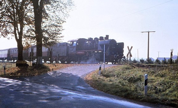 Ehemaliger Bahnbergang Bielefelder Strae / Bahnhofstrae - Beginn des Bahndamms