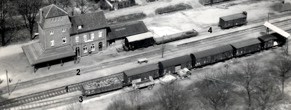 Luftbild vom Bahnhof Iburg (mit Gleisnummern), April 1957