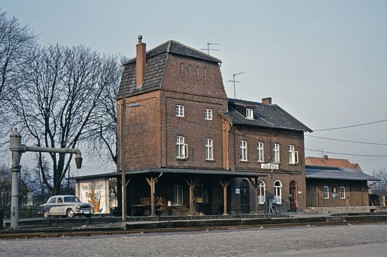 Ansicht des Bahnhofsgebäudes nach dem Umbau des Wasserturms, 1967