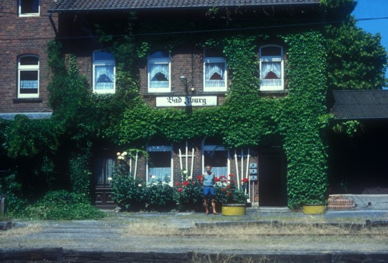 Blick auf den Bahnhof Bad Iburg mit dem letzten Bahnhofsvorsteher Heinrich Hobein, 30.05.1995