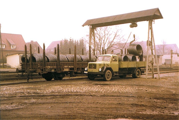 Beladung eines Flachwagens von einem Magirus Deutz - Eckhauber aus mit Drahtrollen des Ostenfelder Drahtseilwerkes Johann F. Hlscher