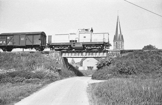Brücke "Am Kreuzbrink" mit genietetem Oberbau und der von MaK 1968 gebauten Diesellok V 131 TWE