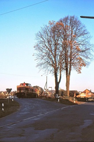 Ehemaliger Bahnbergang Bielefelder Strae / Bahnhofstrae - Beginn des Bahndamms