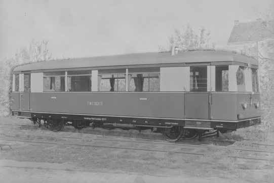 Werksfoto (auf Glasplatte) des zweiachsigen Nichtraucher-Kleintriebwagens "1031 T1" aus dem Jahr 1935