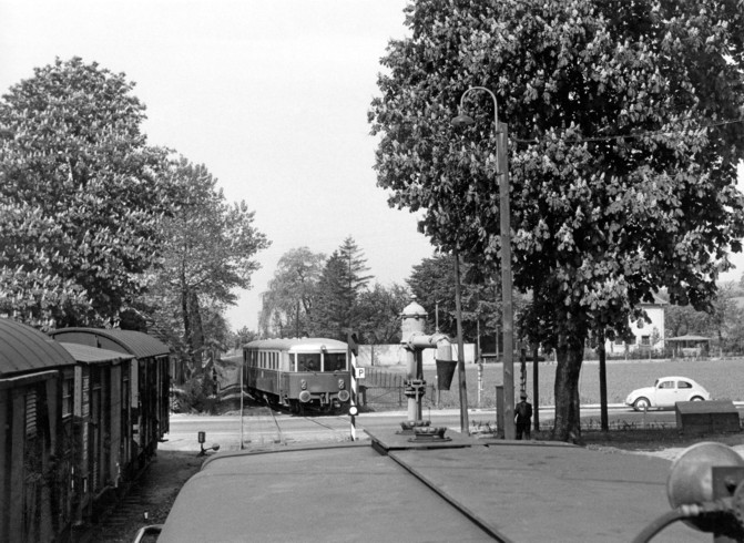 Der Triebwagen VT 51 berquert im Mai 1965 den Bahnbergang Mnsterstrae