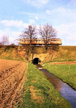 Gewölbebrücke "Glaner Bach" mit dem von Esslingen 1952 gebauten Expressguttriebwagen VT 62 TWE