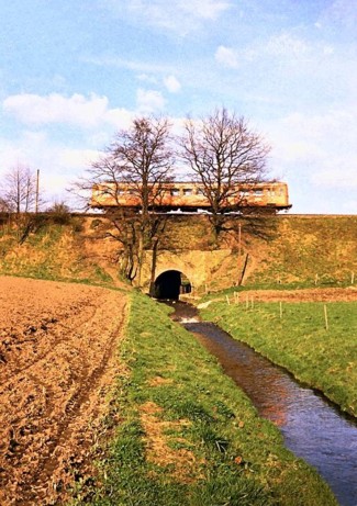 Gewlbebrcke "Glaner Bach" mit dem von Esslingen 1952 gebauten Expressguttriebwagen VT 62 TWE