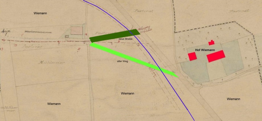 Lage des Hofes Wiemann mit den angrenzenden bewirtschafteten Flchen sowie dem alten Weg und der neuen Strae (blau: Eisenbahnlinie)