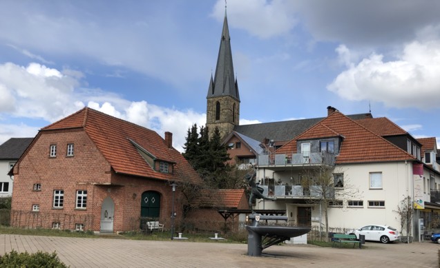 Mariengrotte an der Ecke der Scheune (links) sowie Neubau des Geschftshauses (rechts)