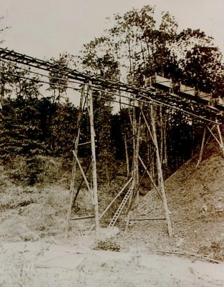 Lorenbahn ber dem "Roten Loch"